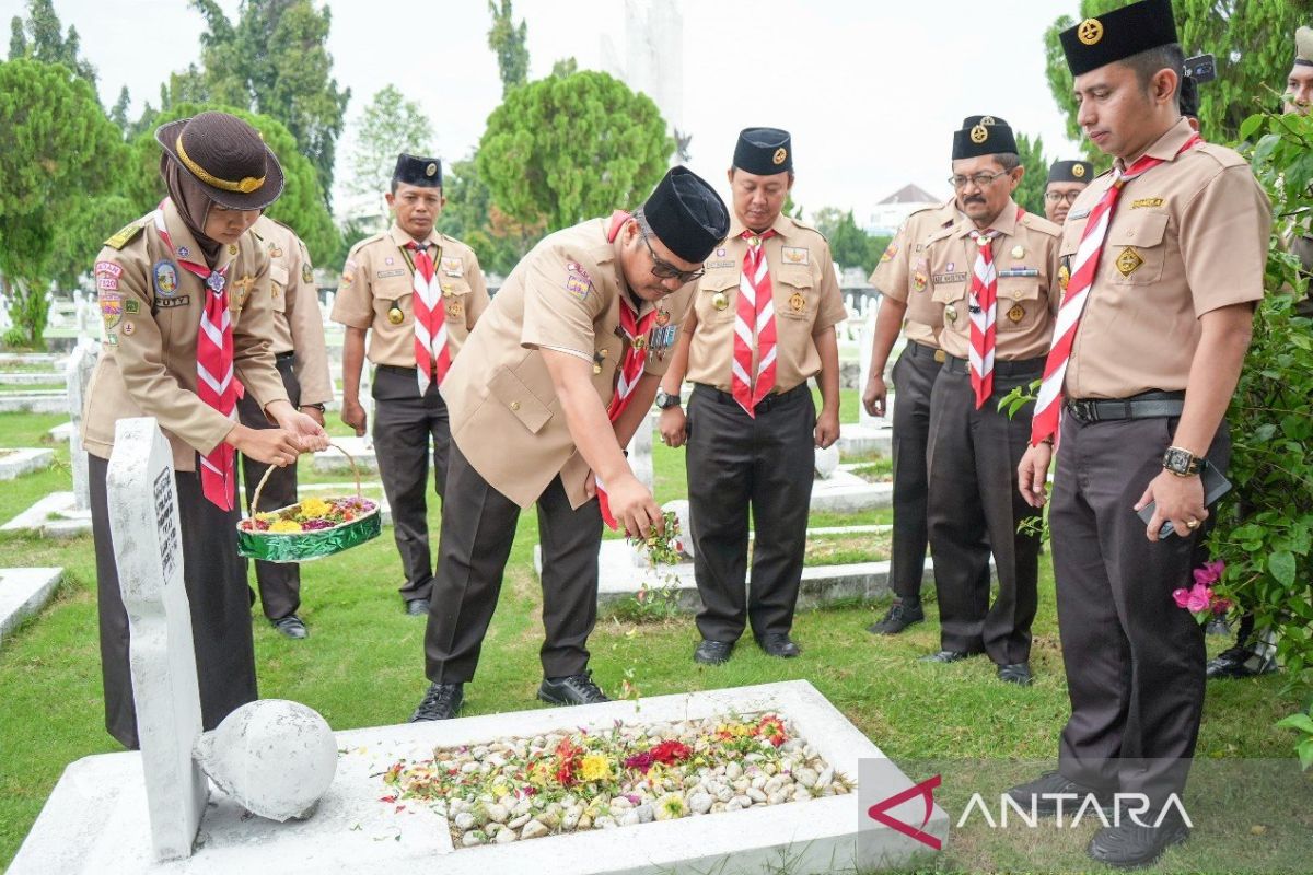 Topan Ginting ke makam pahlawan sambut Hari Pramuka ke-63