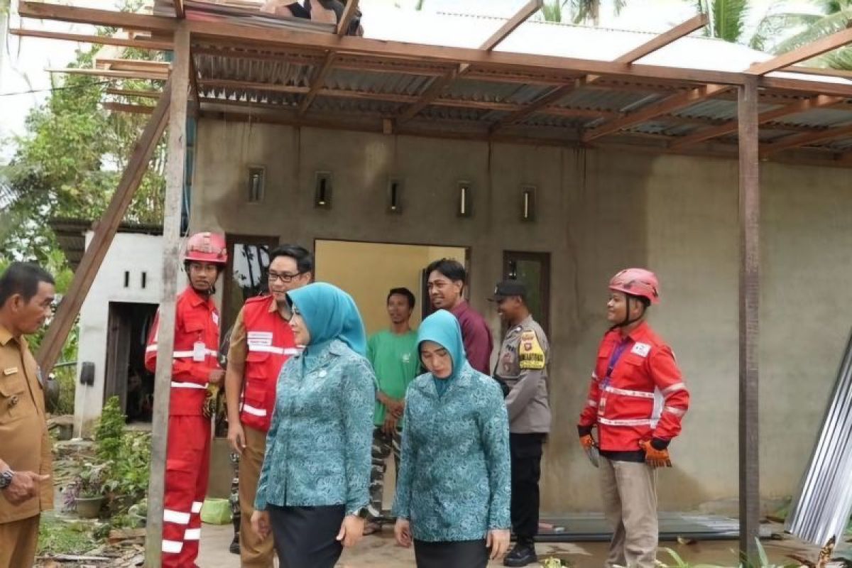 TP-PKK Kalbar serahkan bantuan bencana angin puting beliung di Kubu Raya