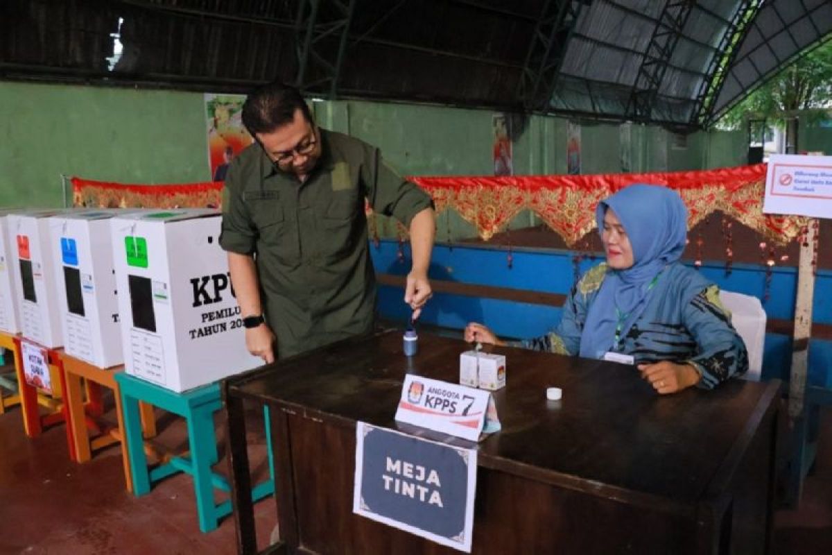 Pj Wali Kota bersama istri, orang pertama di Kota Payakumbuh menggunakan Hak Pilih