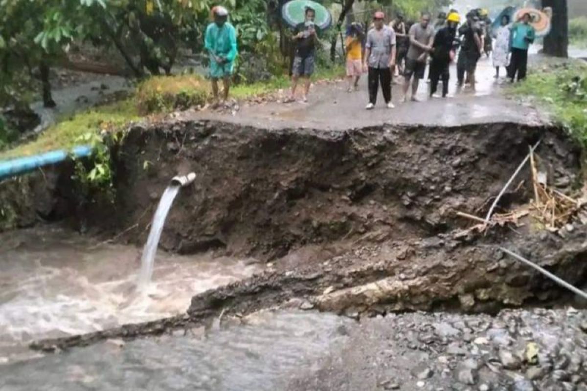 Banjir putus akses jalan wisata di Mamuju