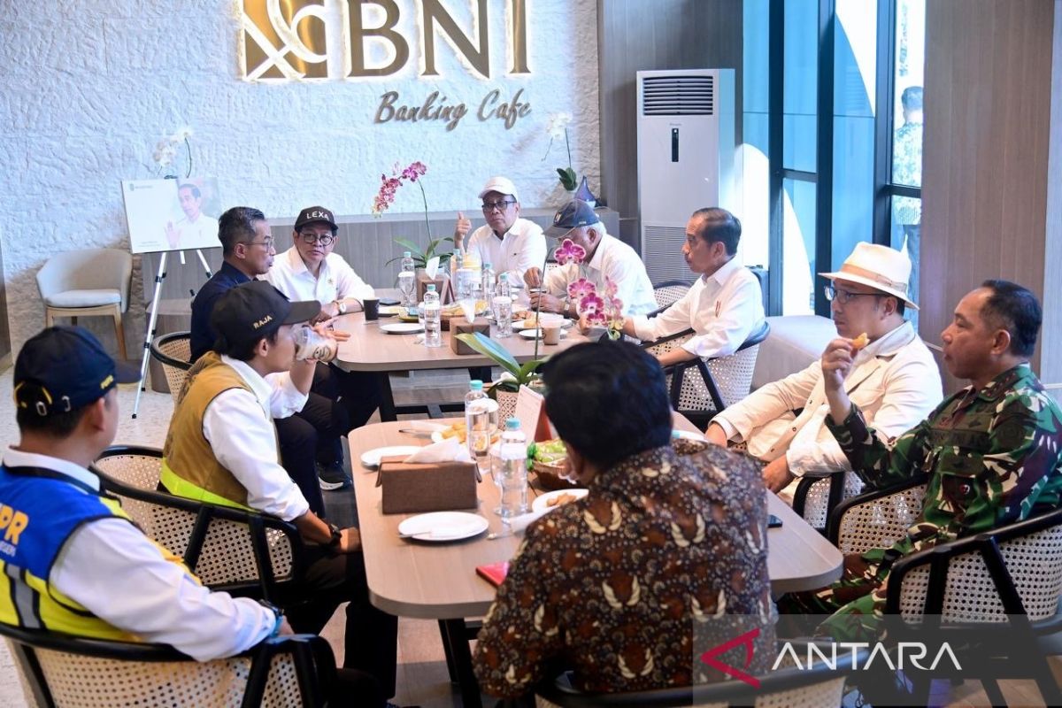 Jokowi sempatkan menikmati kopi saat tinjau tower hunian ASN di IKN