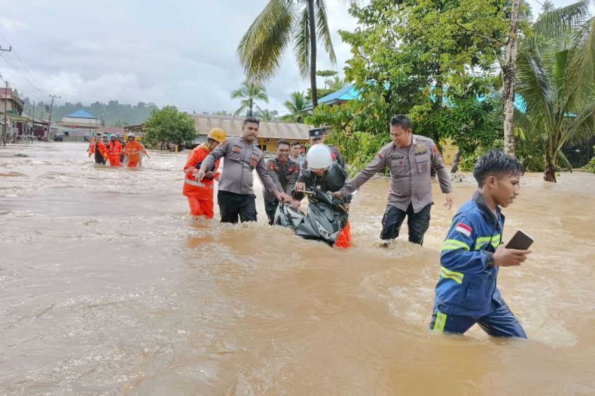 Polres terjunkan personel bantu tangani banjir Halmahera Tengah