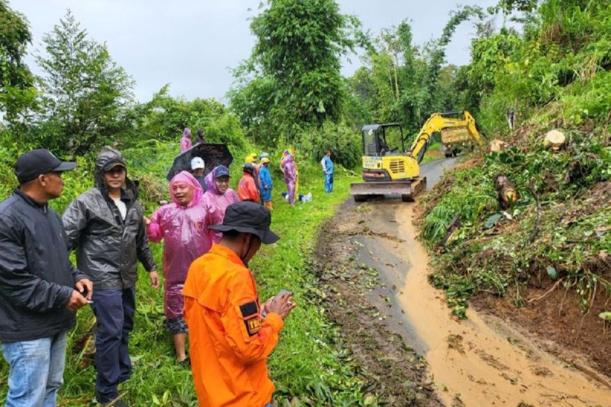 Pemkot Payakumbuh gerak cepat bersihkan material longsor