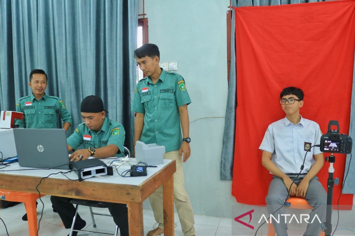 Disdukcapil Meranti rekam KTP anak SMA melalui Jebol Palapa