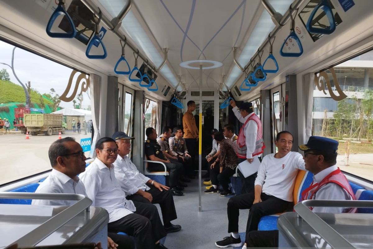 Jokowi jajal kereta otonom untuk angkut tamu ikut upacara di IKN