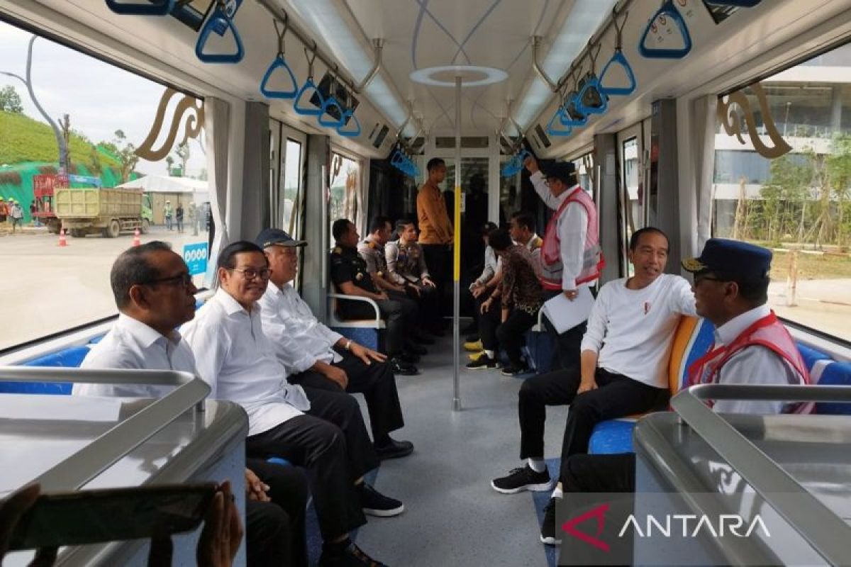 Presiden jajal kereta otonom untuk angkut tamu saat upacara di IKN