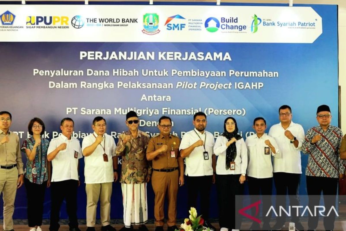 Perseroda Bekasi dan SMF salurkan hibah renovasi rumah ramah lingkungan