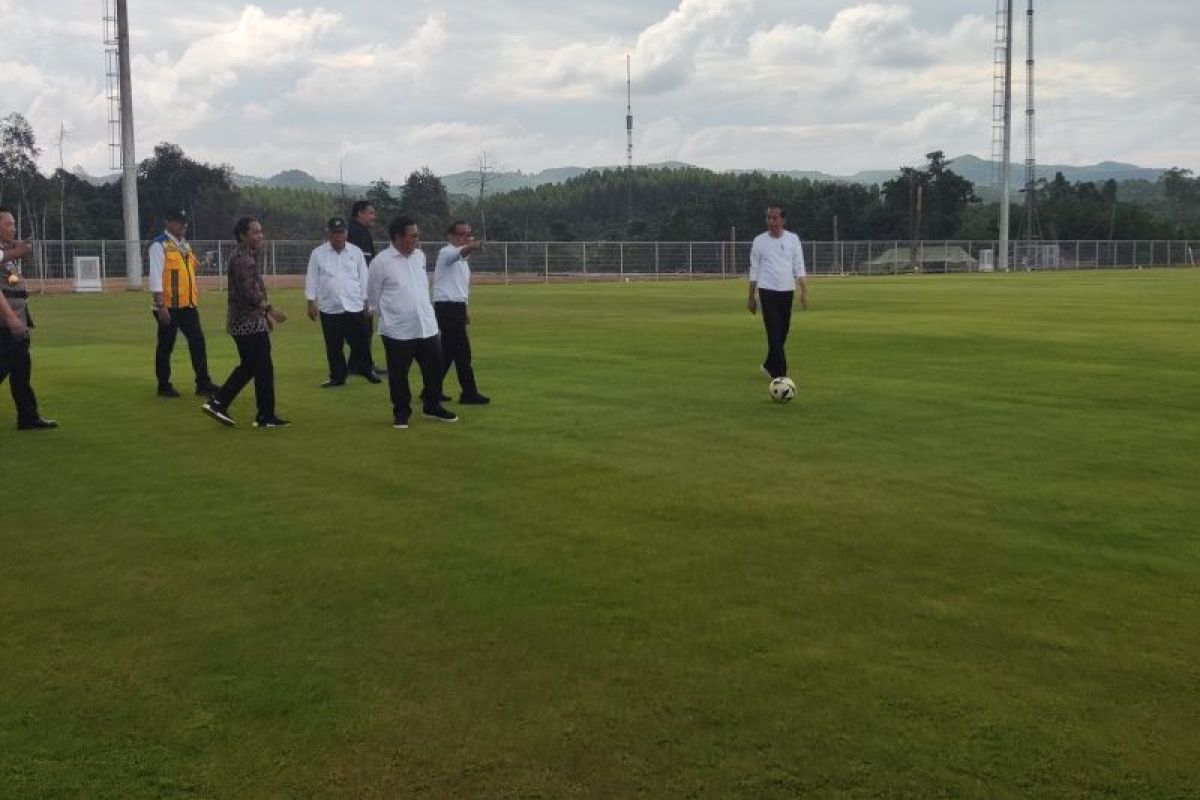 Presiden Jokowi jajal main bola di pusat latihan sepak bola IKN