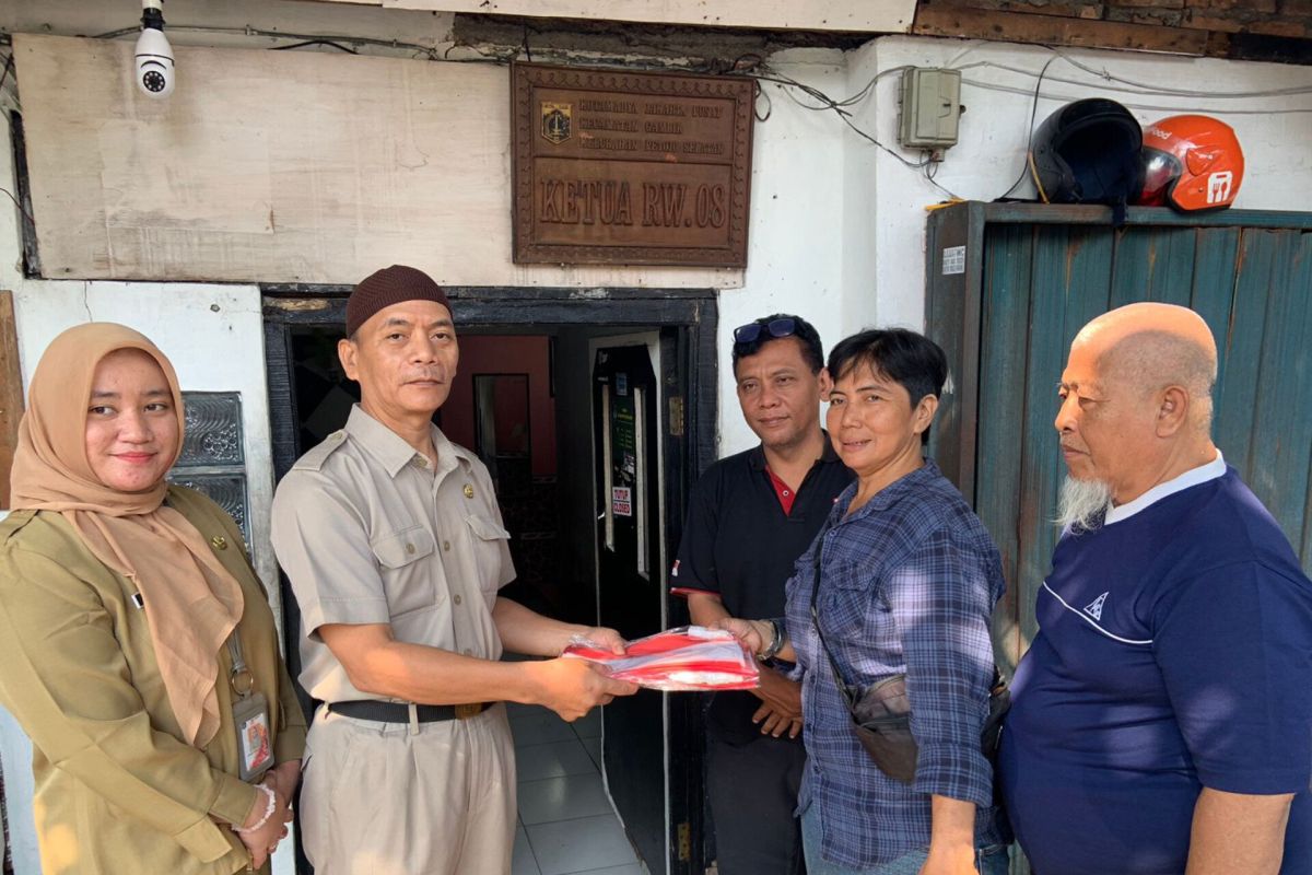 Pemkot Jakpus sudah bagikan 7.500 bendera merah putih