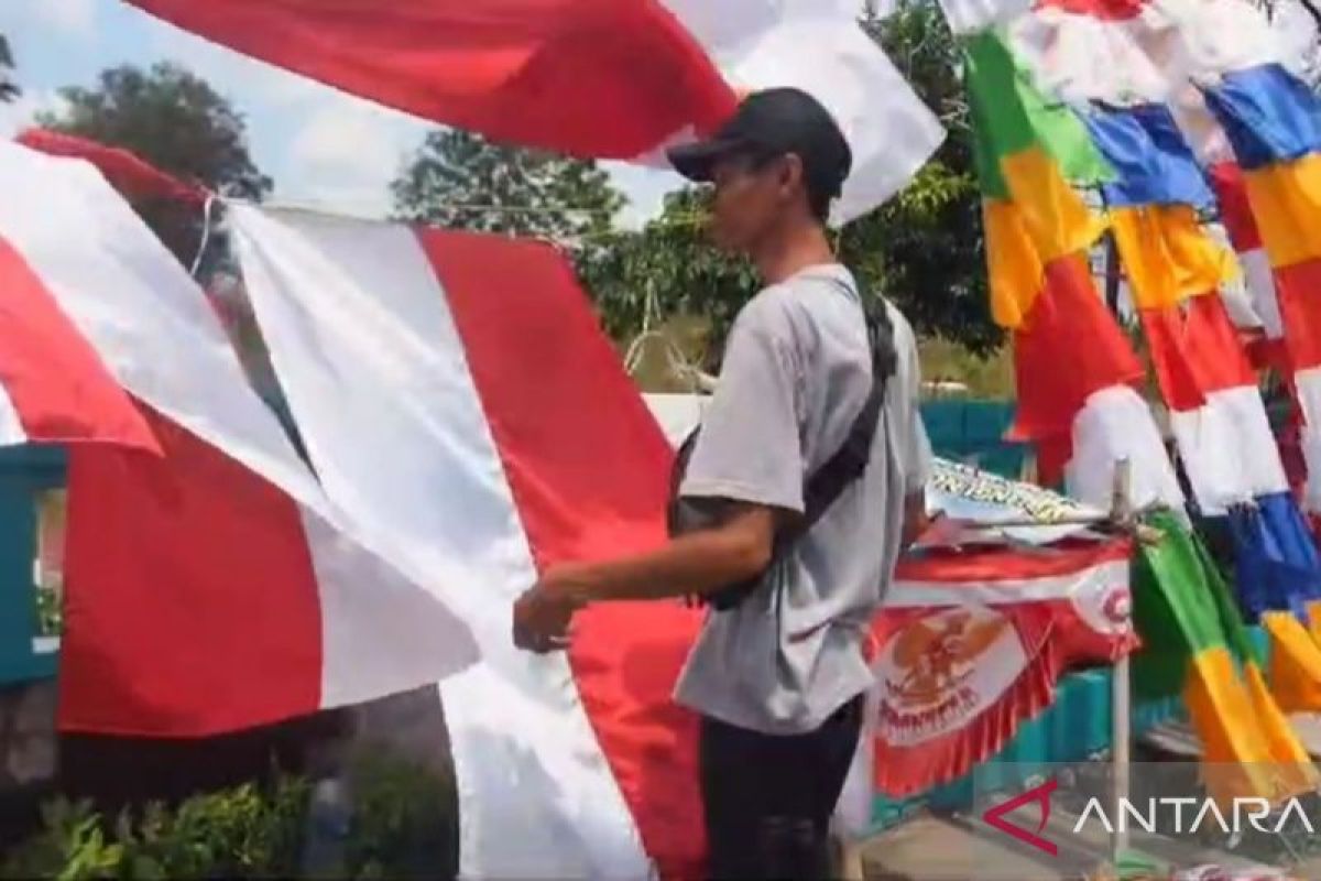 Pedagang asal Garut merajut asa berjualan bendera Merah Putih di Belitung