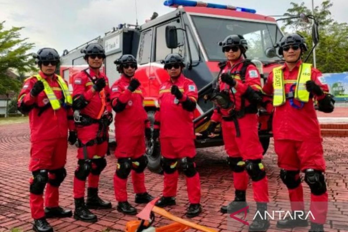 Tim damkar PT Timah bersama damkar Pangkalpinang berjibaku padamkan kebakaran di Kampung Bintang