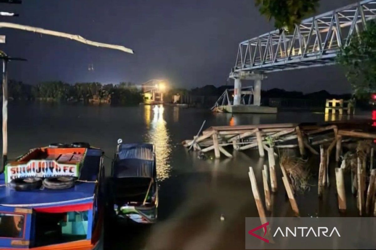 Ponton batu bara tabrak Jembatan Lalan hingga roboh