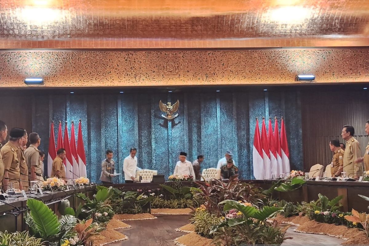 Presiden Jokowi pimpin pertemuan  dengan para gubernur di IKN