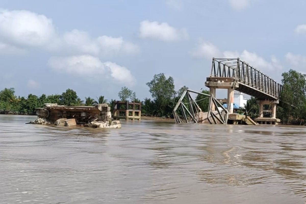 Penampakan tiang Jembatan Lalan yang ambruk