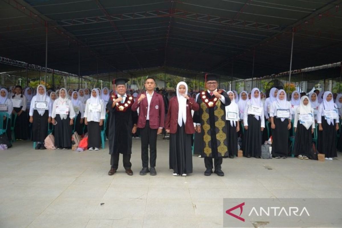 Rektor kukuhkan 4.958 mahasiswa baru UNG