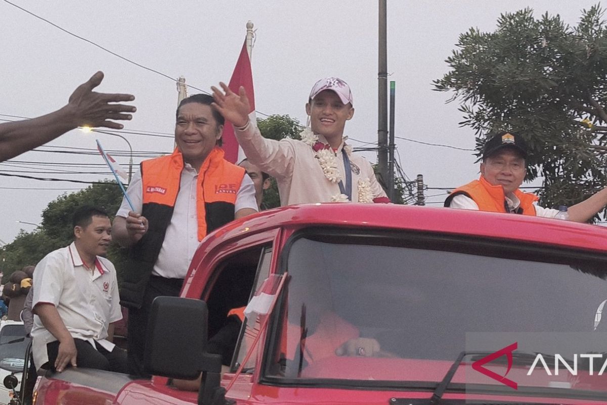 Atlet angkat besi Rizki Juniansyah diarak keliling Kota Serang