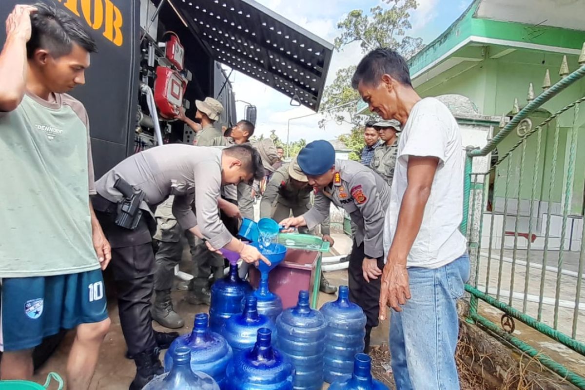 Brimob Polda Jambi salurkan bantuan air bersih 5.000 liter ke warga terdampak kekeringan