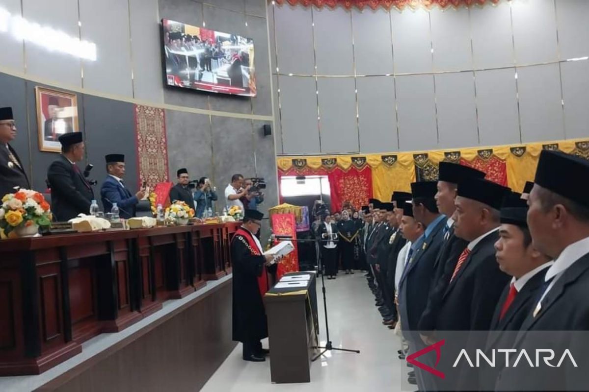 Sebanyak 45 anggota DPRD Kota Padang resmi dilantik