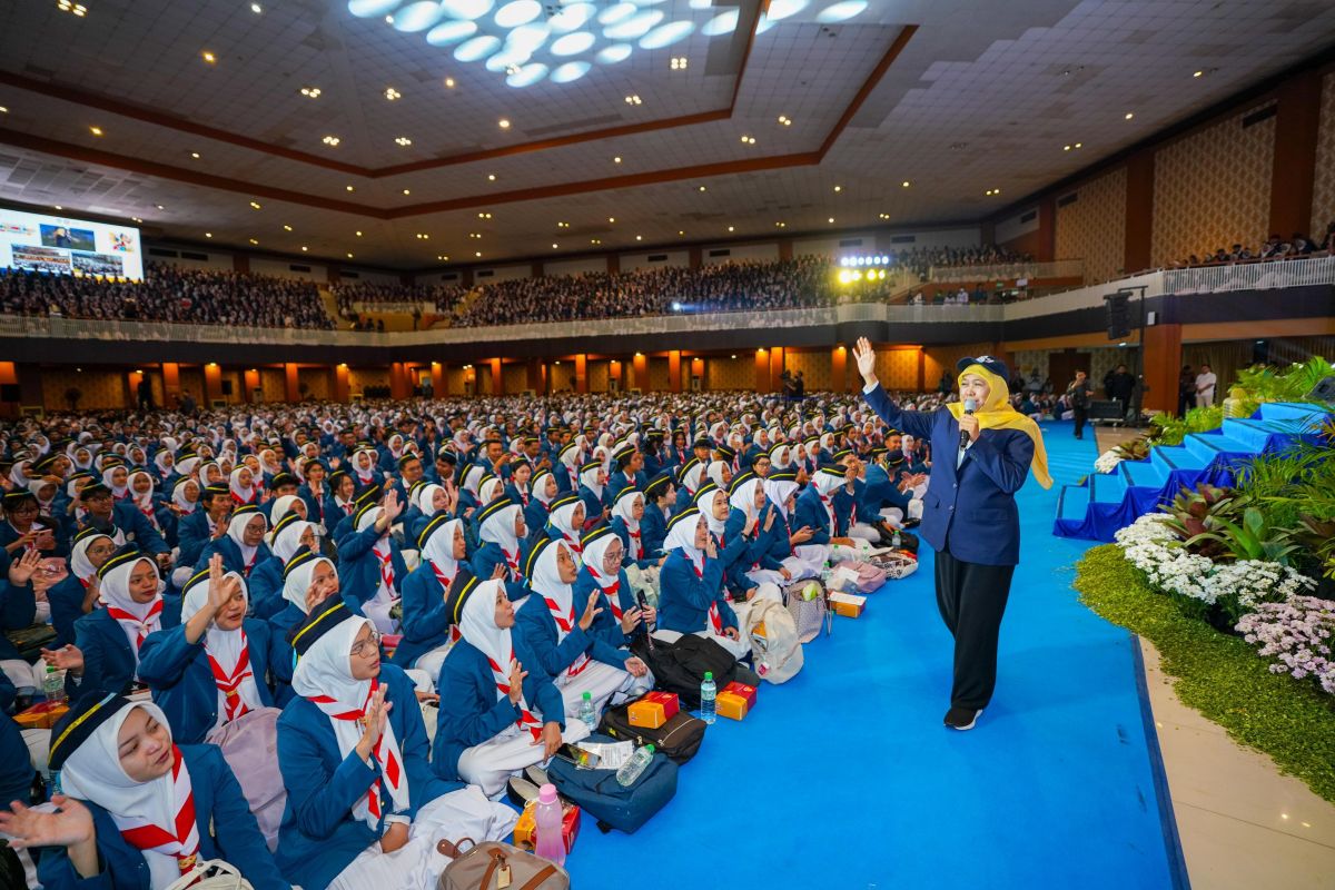 Khofifah dorong mahasiswa baru Unair jadi pemimpin pemungkin