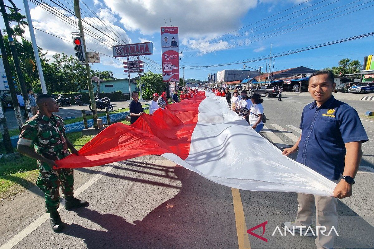 Forkopimda Papua Barat bentangkan bendera merah putih 13.270 meter