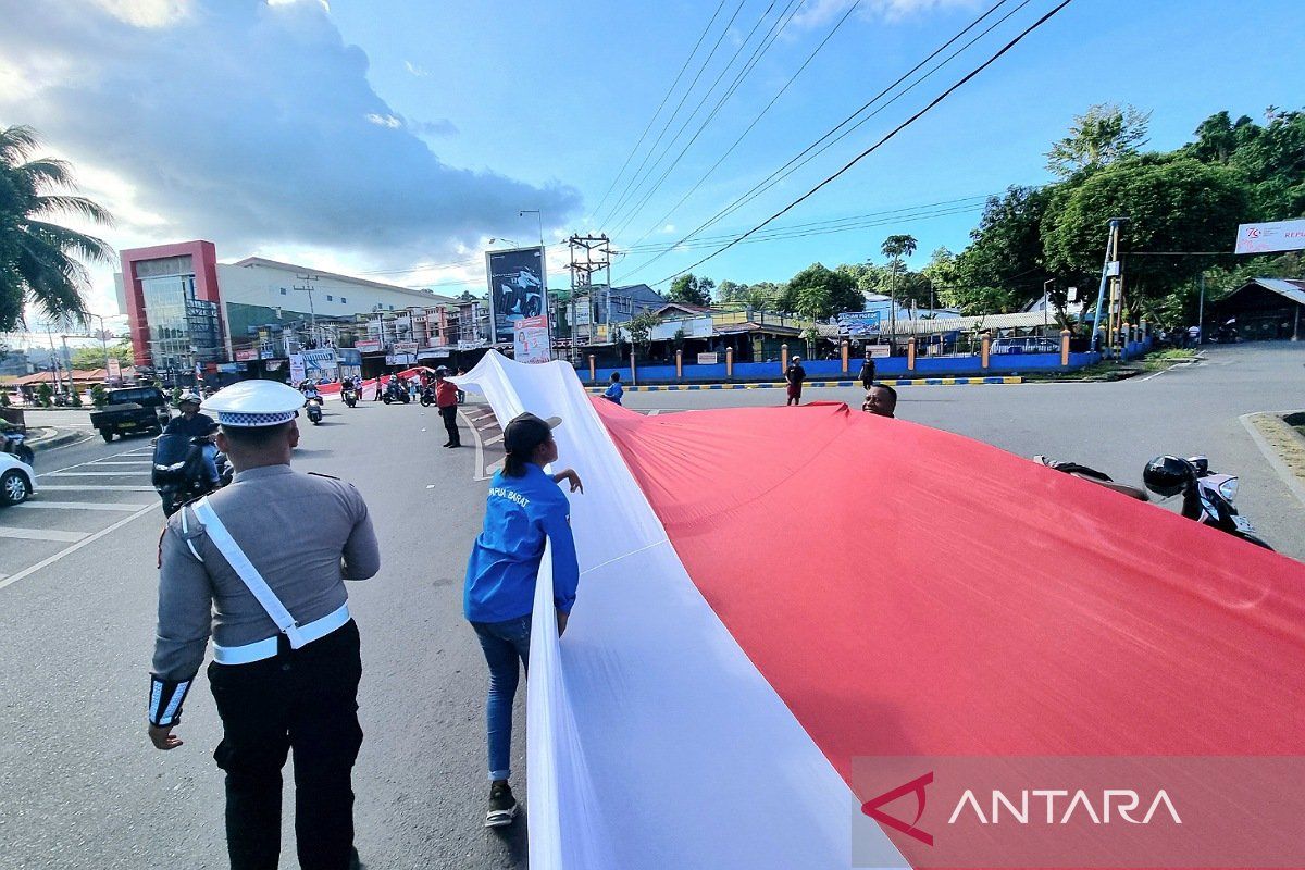 Pembentangan bendera sepanjang 12,77 kilometer di Manokwari raih rekor MURI