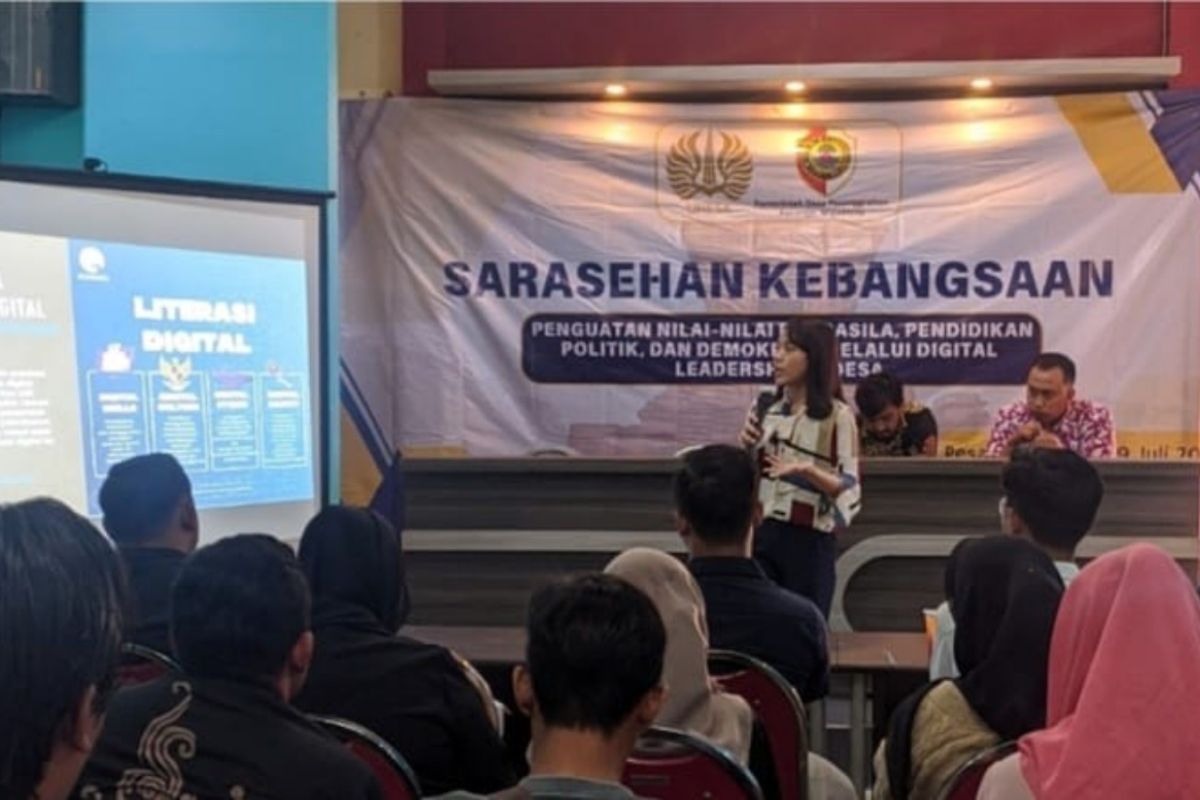 PKM Unesa berikan pendidikan politik untuk warga Mojokerto