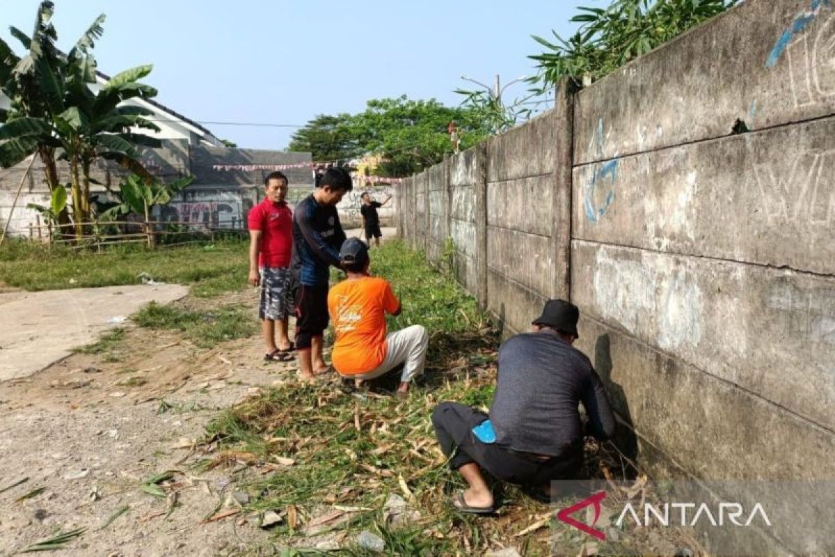 Warga LDII kerja bakti bersihkan jalan hingga taman di Cilebut