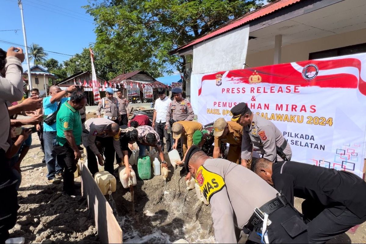 Polres Buru Selatan musnahkan 1.006 liter minuman keras hasil operasi Antik