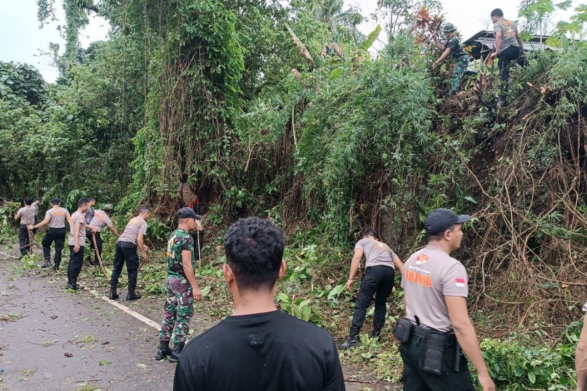 Brimob Polda Maluku-Yon 733 Masariku kerja bakti bersama warga Kariuw jelang HUT RI