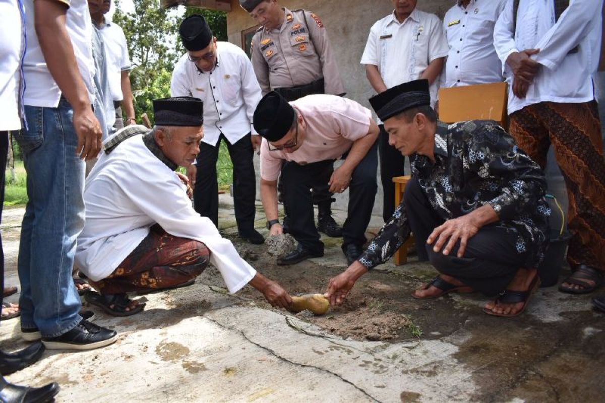 Pj Wako Payakumbuh meletakkan batu pertama masjid Muttahidin