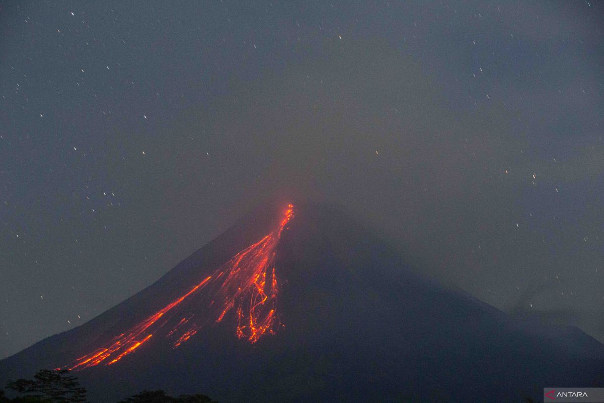 Gunung Merapi luncurkan guguran lava sejauh 1,6 km