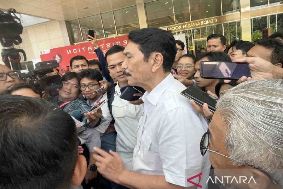 Luhut: Kendaraan listrik diperbanyak demi tekan polusi udara