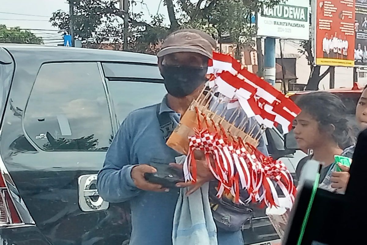 Penjual miniatur bendera Merah Putih