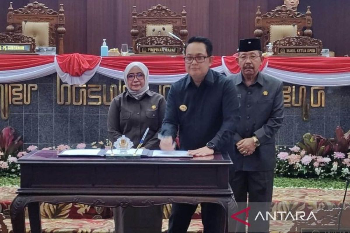 Pj Gubernur-DPRD Jatim tandatangani pengesahan tiga peraturan daerah