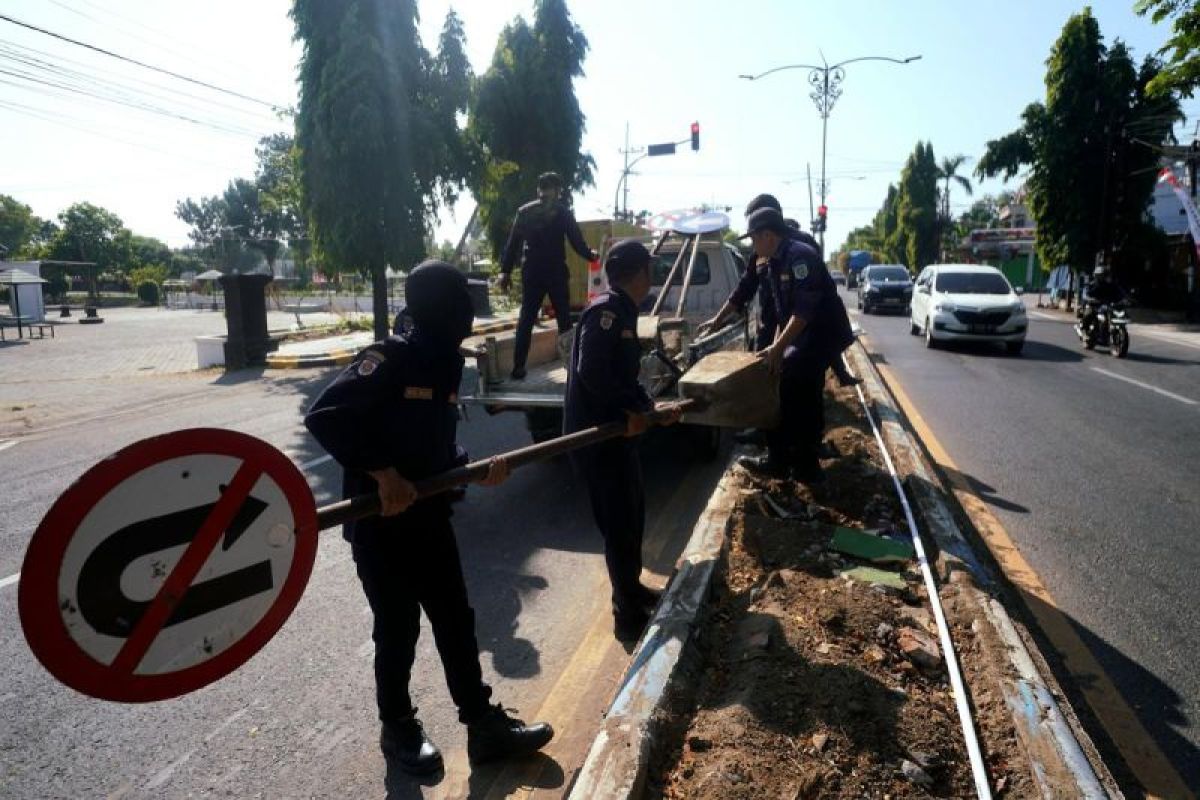 Dishub Kota Madiun lakukan pemeliharaan rutin rambu-rambu lalu lintas