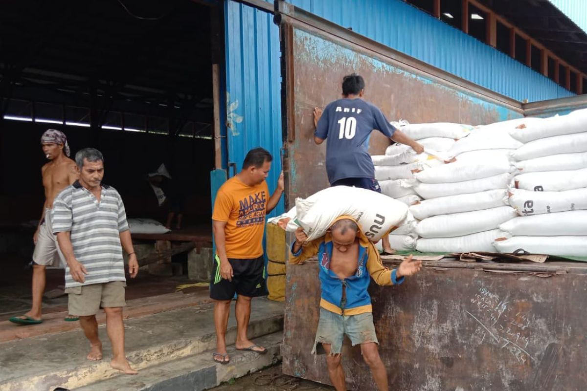 Bulog siapkan sembako untuk pasar murah pada HUT RI di PLBN Badau Kapuas Hulu