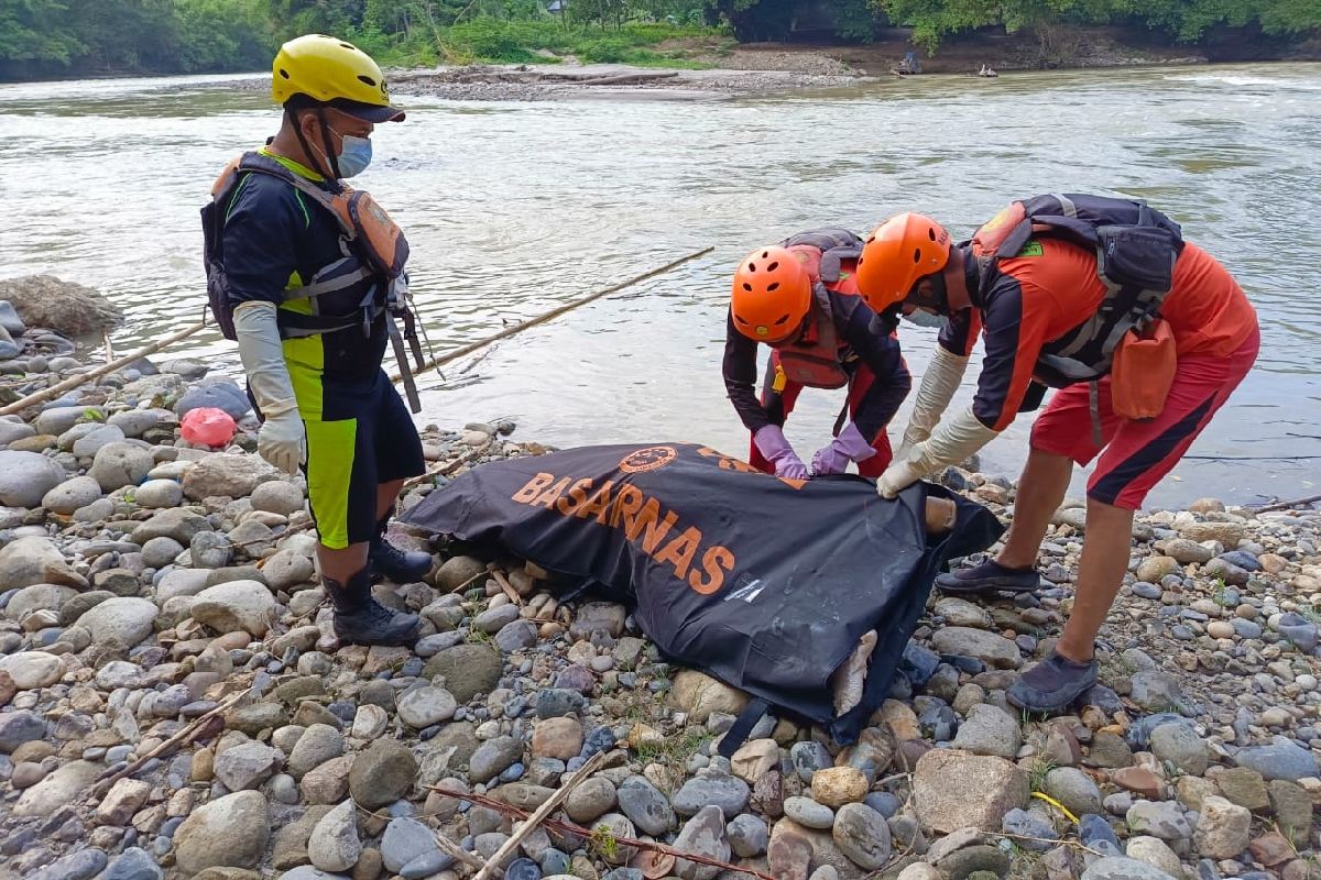 Tim SAR gabungan evakuasi pendulang  emas terseret sungai di Dairi