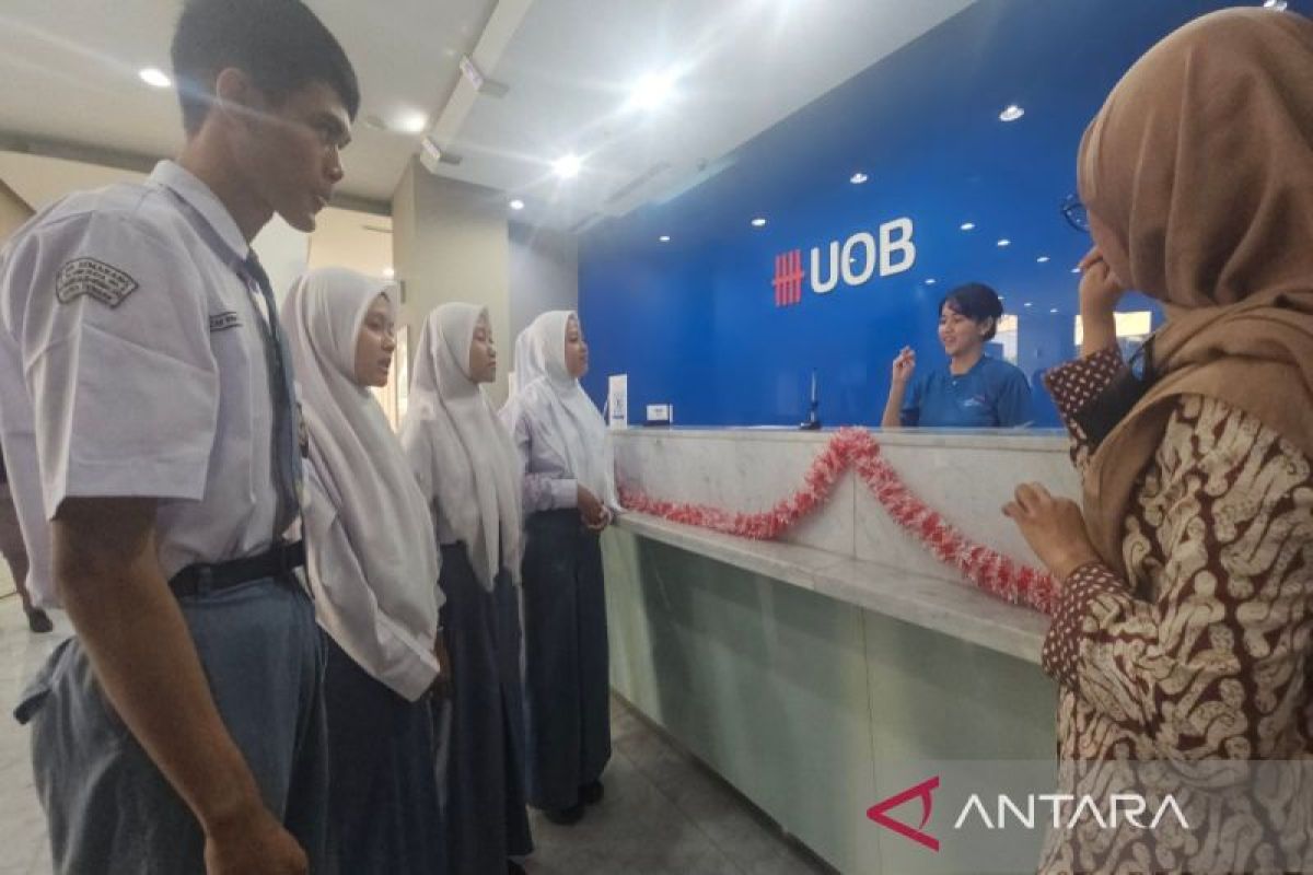 UOB Indonesia kenalkan dunia perbankan ke anak-anak SLB di Semarang