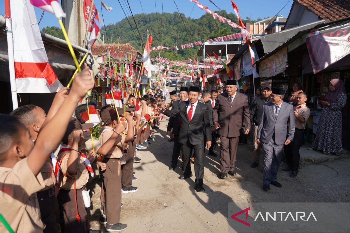 Pj Bupati Bogor tempuh 61 kilometer antarkan bendera pusaka