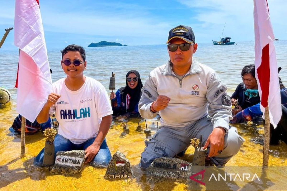 Bakamla bersama ANTARA dan JBN tanam terumbu karang di Perairan Natuna