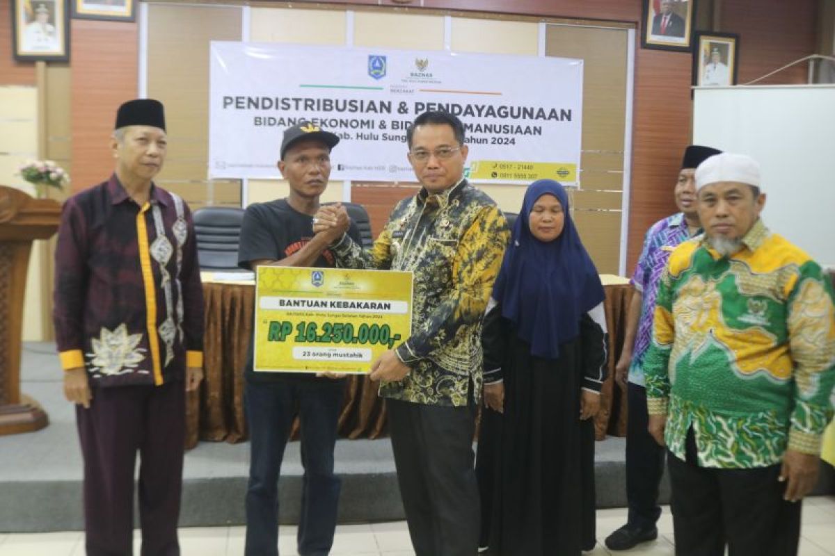 Pj Bupati HSS serahkan bantuan Baznas untuk masyarakat yang membutuhkan