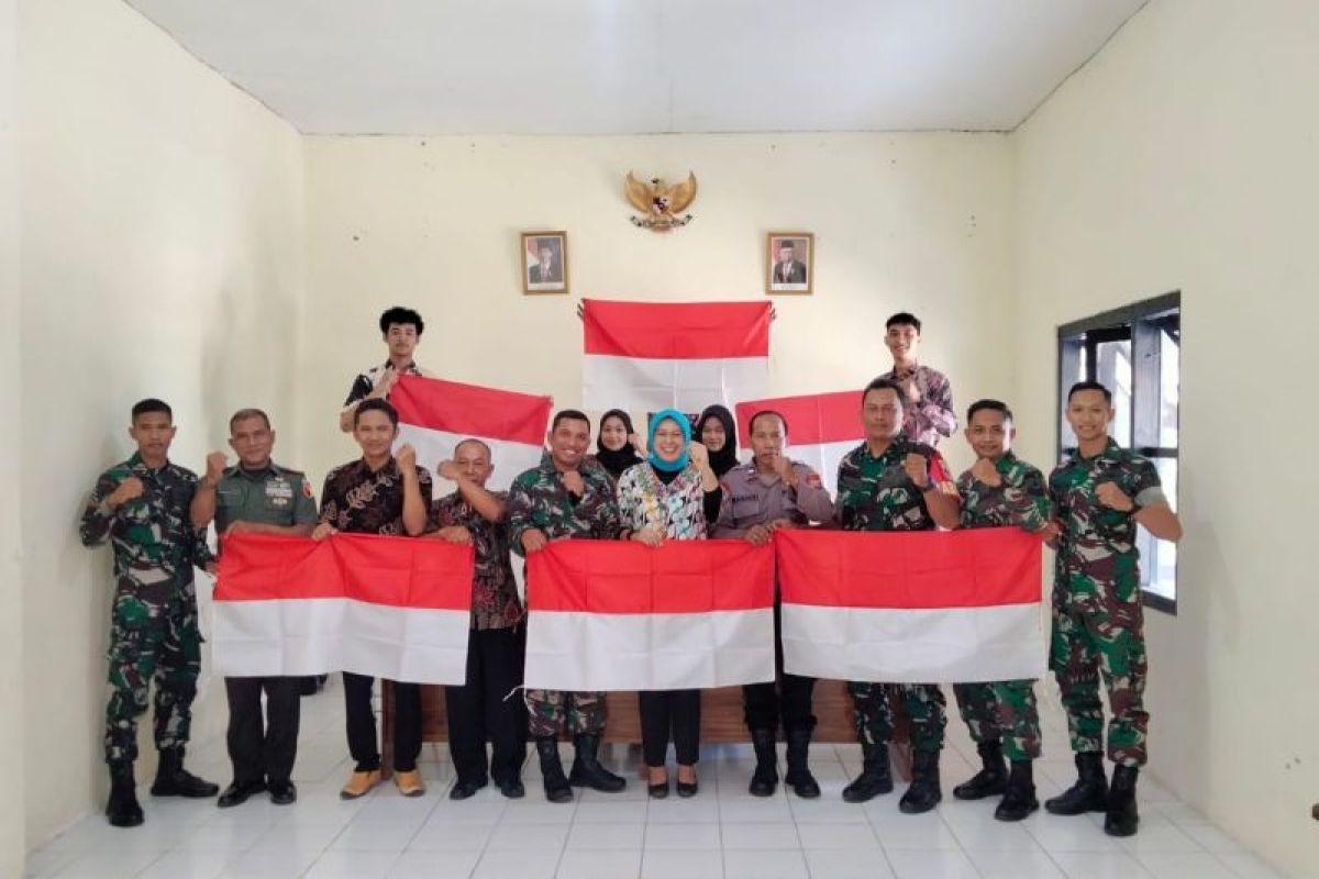 Pemkot Kediri bagikan Bendera Merah Putih