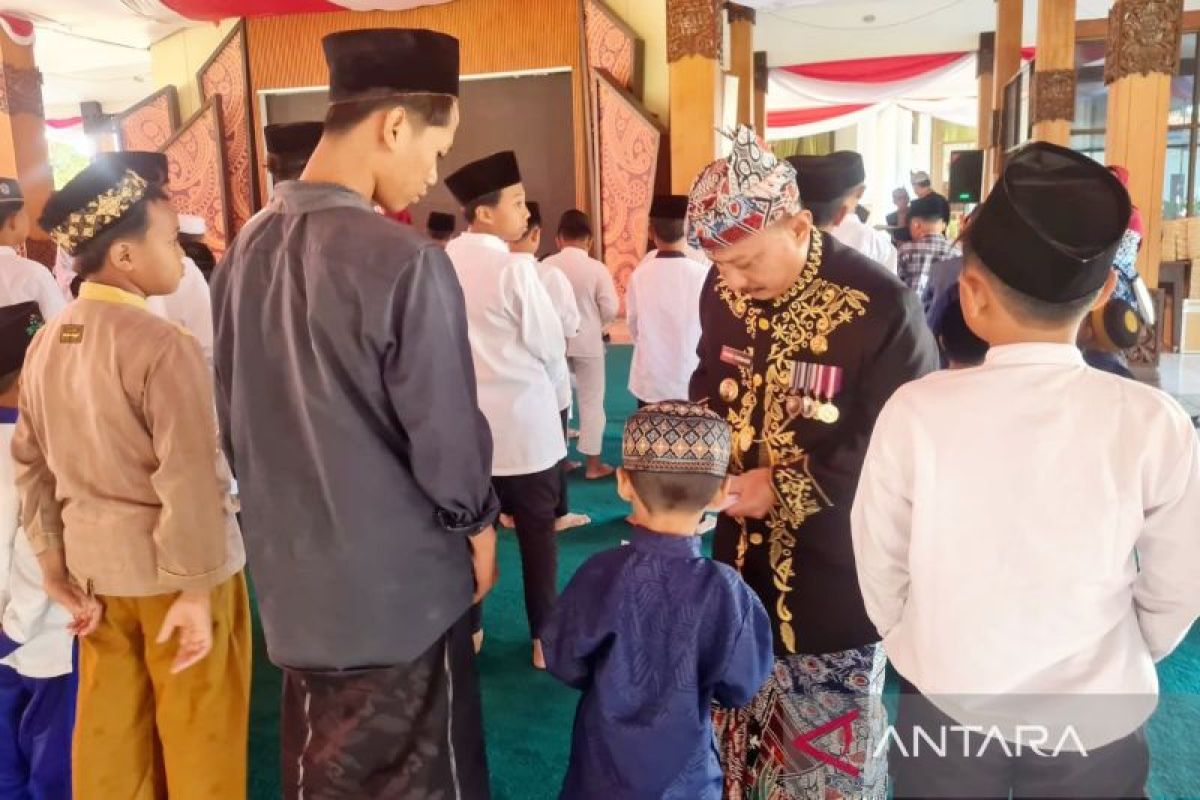 Bupati Situbondo awali Harjakasi dengan beri santunan anak yatim