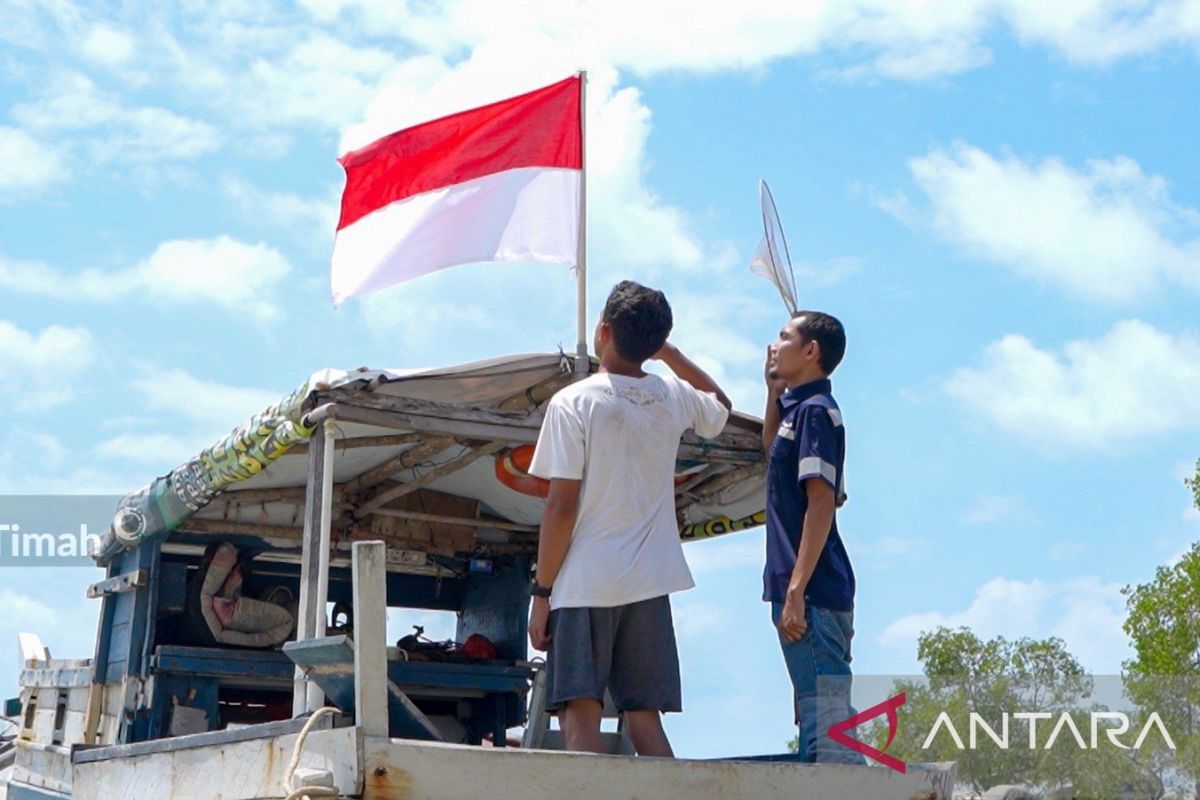 PT Timah bagikan 480 bendera ke warga Batu Belubang