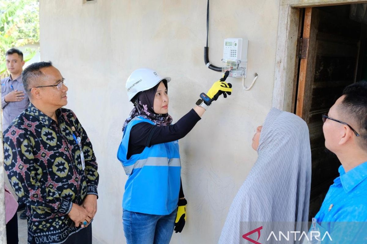 Jelang HUT Ke-79 RI, PLN salurkan listrik gratis 