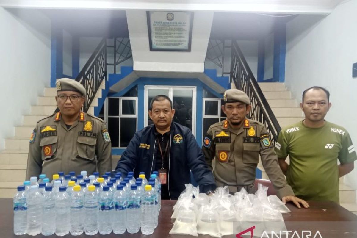 Satpol PP Belitung amankan puluhan botol dan kampil minuman keras arak