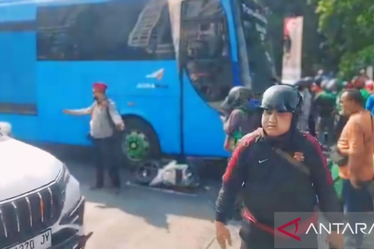 Pengendara motor tewas akibat terlindas bus di Cawang