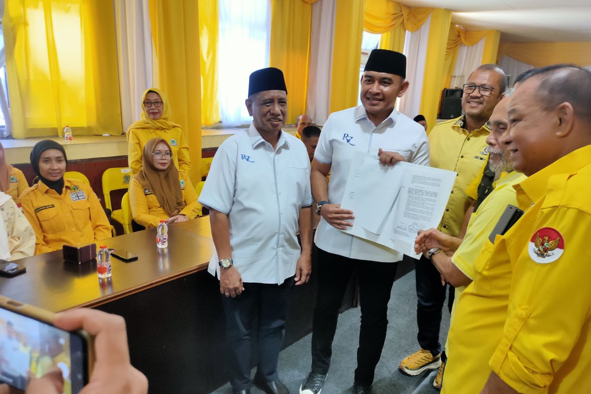 Golkar Kalsel serahkan tiga SK balon bupati