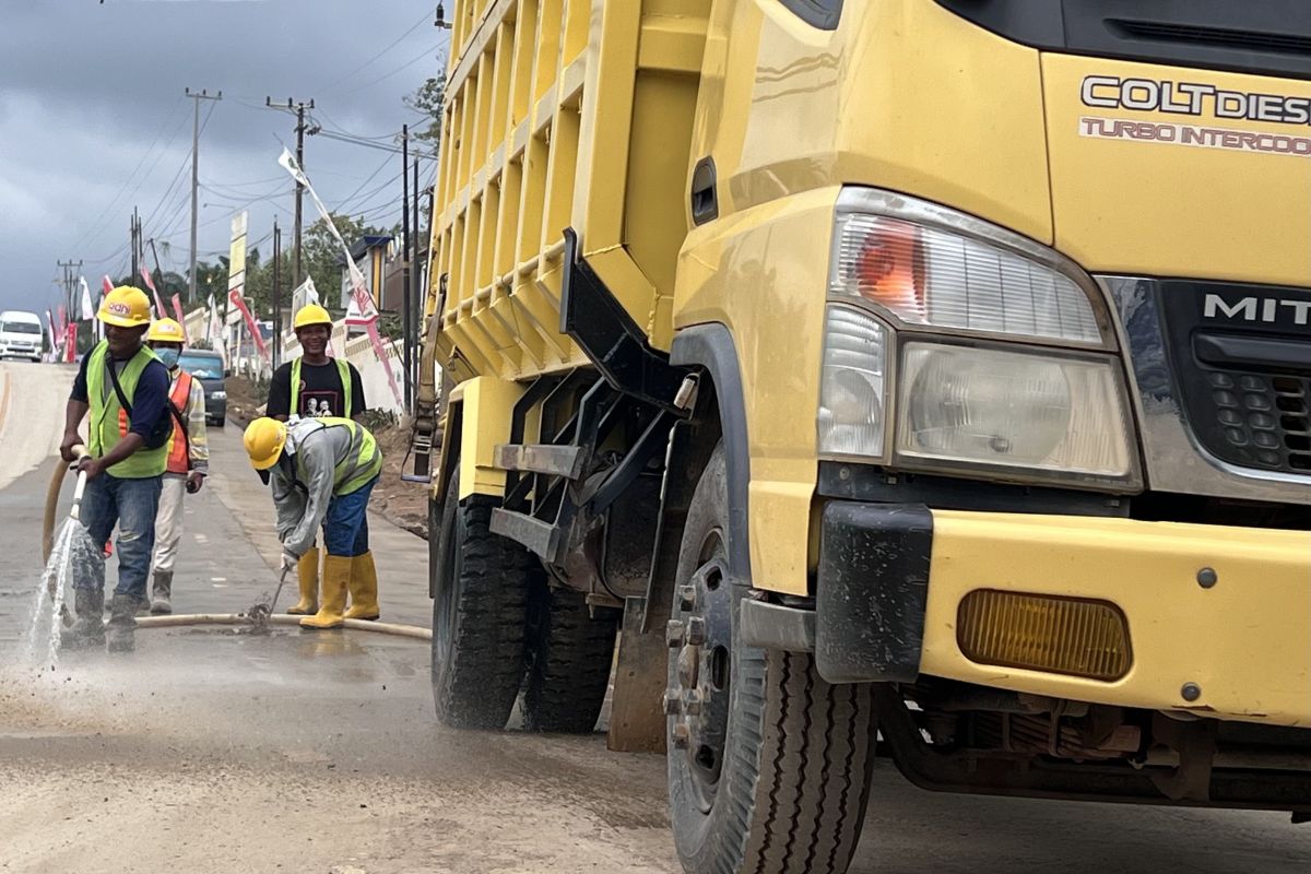 Jalan di IKN dibersihkan sambut kedatangan Presiden Jokowi untuk HUT RI Ke-79