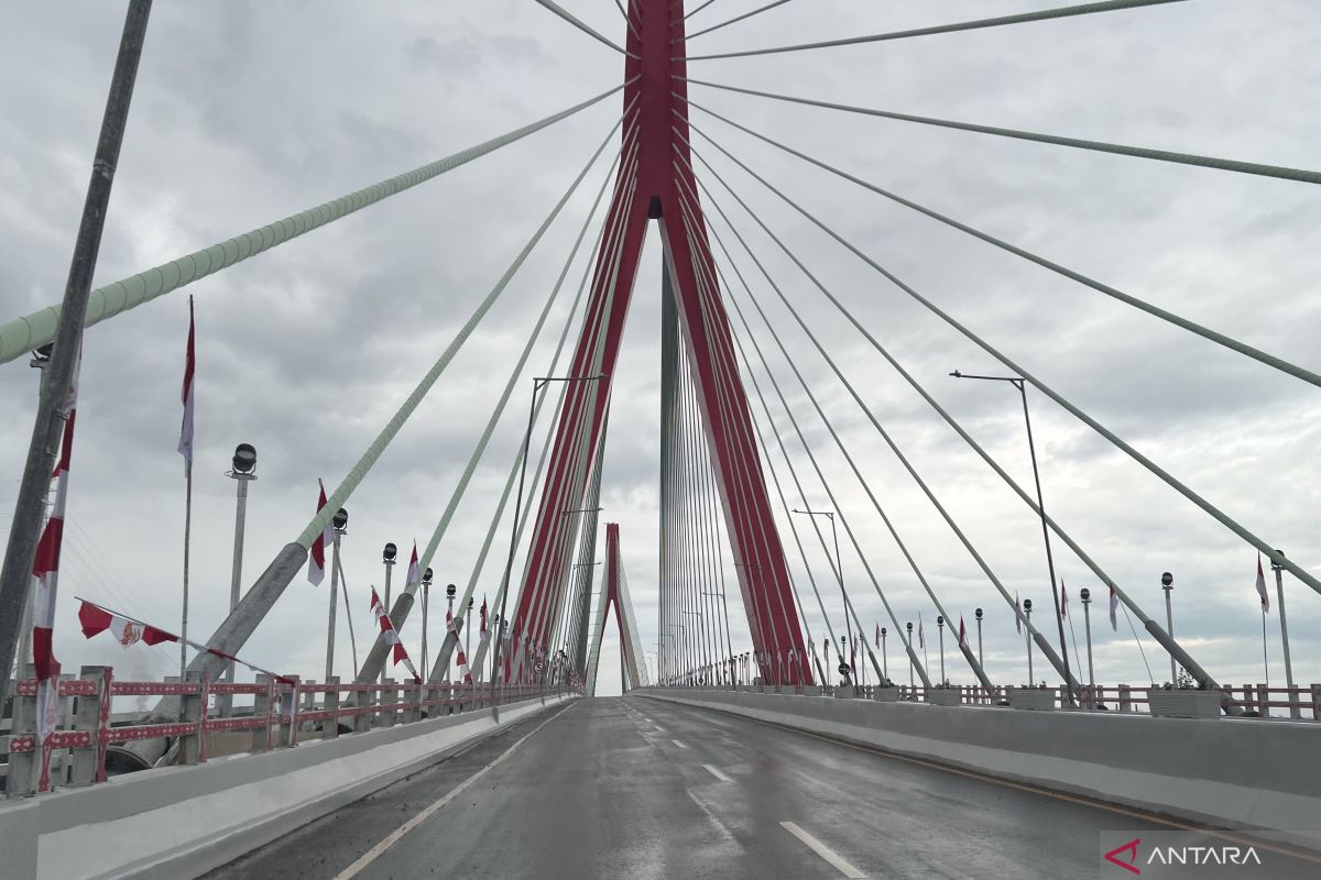 Bendera merah putih hiasi Jembatan Pulau Balang jelang HUT RI di IKN